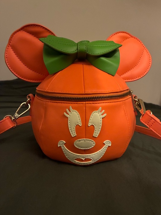 Loungefly Handbags - Disneys Loungefly Minnie Mouse Pumpkin Halloween Glow in the dark crossbody bag